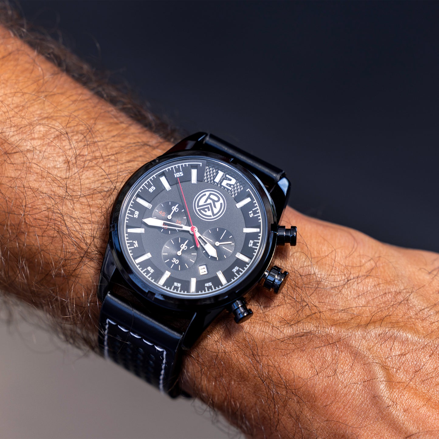 Sportlicher Herrenchronograph in 46mm schwarzglänzend | Stoppfunktionfür 60 Sekunden / 60 Minuten, 24 Stundenanzeige und Datumanzeige | schwarzes Effektzifferblatt mit Logoaufdruck und 45Minuteneinteilung zum Stoppen einer Halbzeit stoßfestes Mineralglas | 3 ATM Wasserdicht | perforiertes, schwarzes Echtlederarmband mit Kontrastnaht und Edelstahlschließe Edelstahluhrenboden
Model Ramien Safi