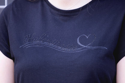 Nahaufnahme Style 2560 T-Shirt "Silvia" Glitzerdruck mit Strass, leicht wellige Linien die in einem Herz enden aus schwarzem Glitzer, das Wort "Hafenstrasse" folgt der obersten Linie und ist aus schwarzem Strass