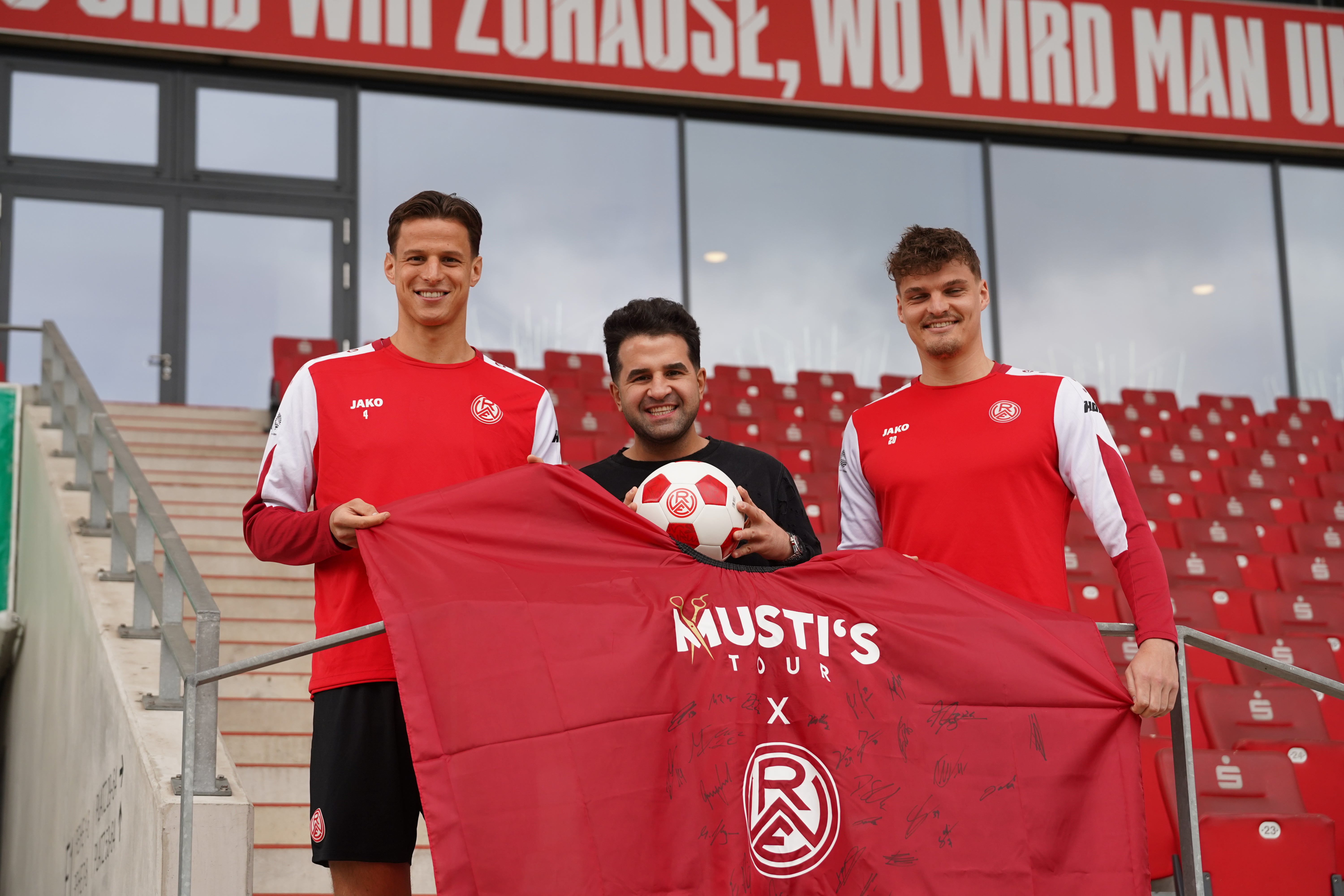 Musti-signierter Friseur Umhang + signierter Ball | Essener Chancen