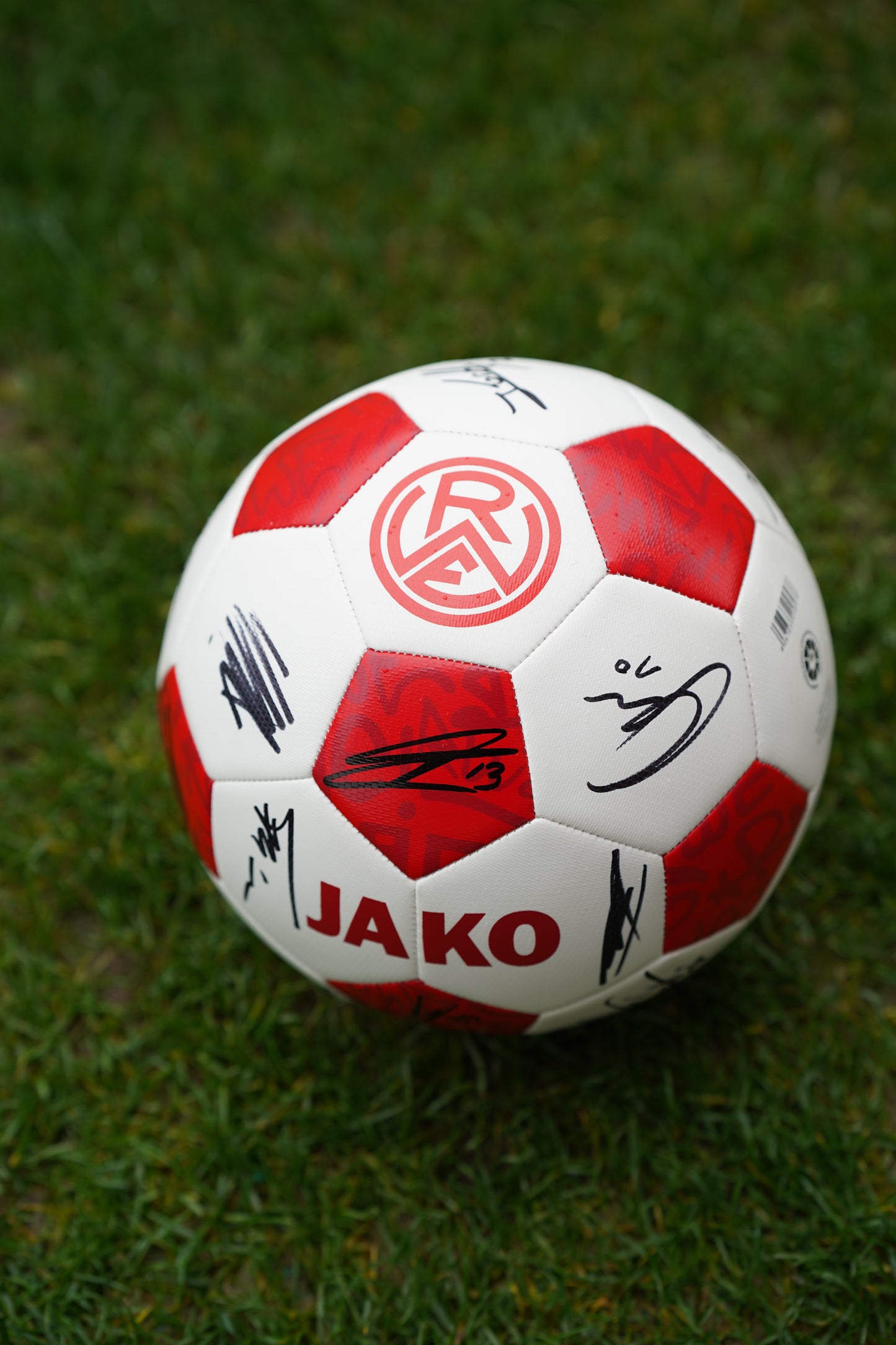 Musti-signierter Friseur Umhang + signierter Ball | Essener Chancen