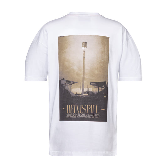 Rückansicht weißes oversize T-Shirt mit großem Fotoprint eines Flutlichtmasts vor dem Georg-Melches-Stadion in braun schwarz gehalten