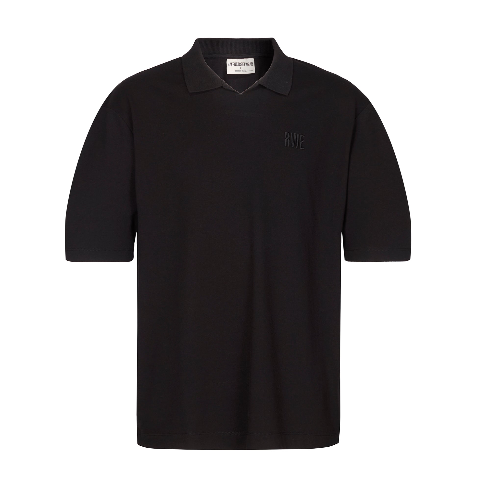Schwarzes oversize Polo mit V-Ausschnitt und "RWE" Stickerei in schwarz auf linker Brust, keine Knopfleiste