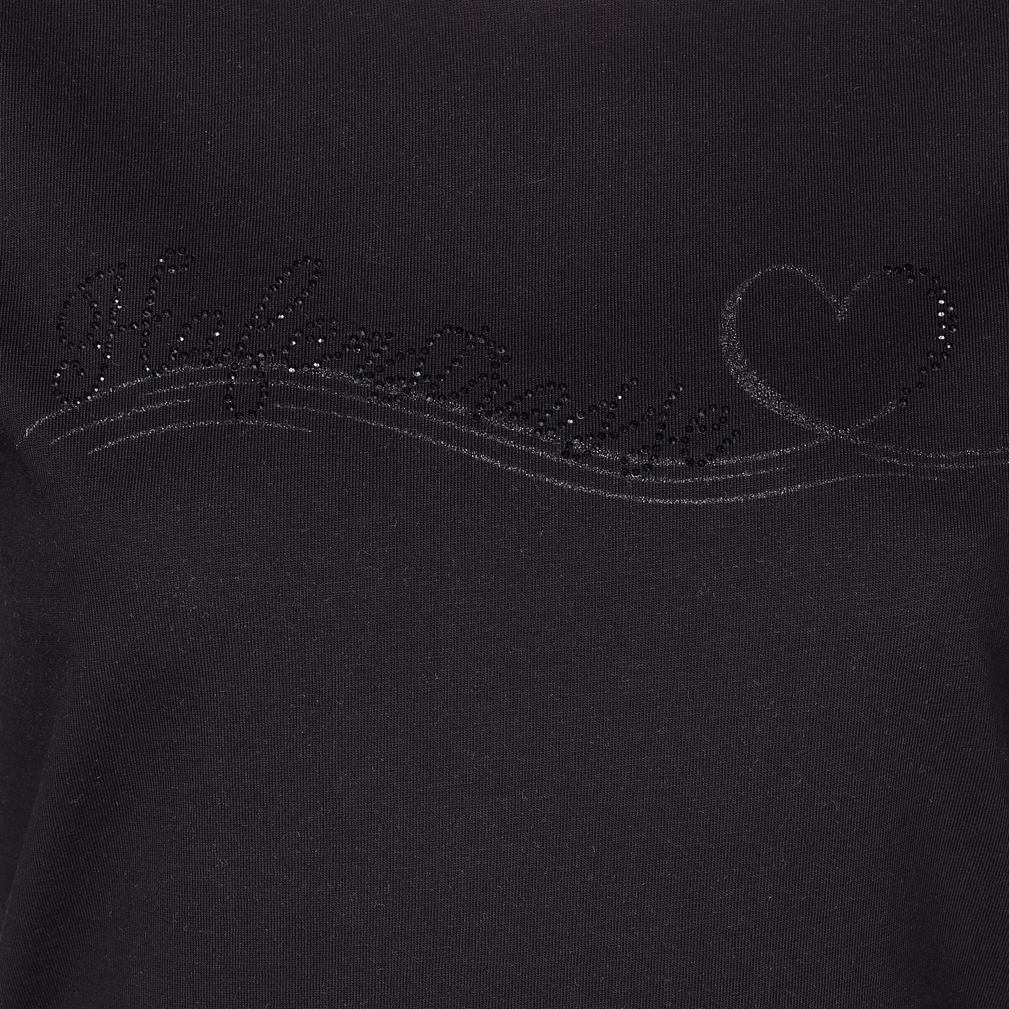 Nahaufnahme Style 2560 T-Shirt "Silvia" Glitzerdruck mit Strass, leicht wellige Linien die in einem Herz enden aus schwarzem Glitzer, das Wort "Hafenstrasse" folgt der obersten Linie und ist aus schwarzem Strass