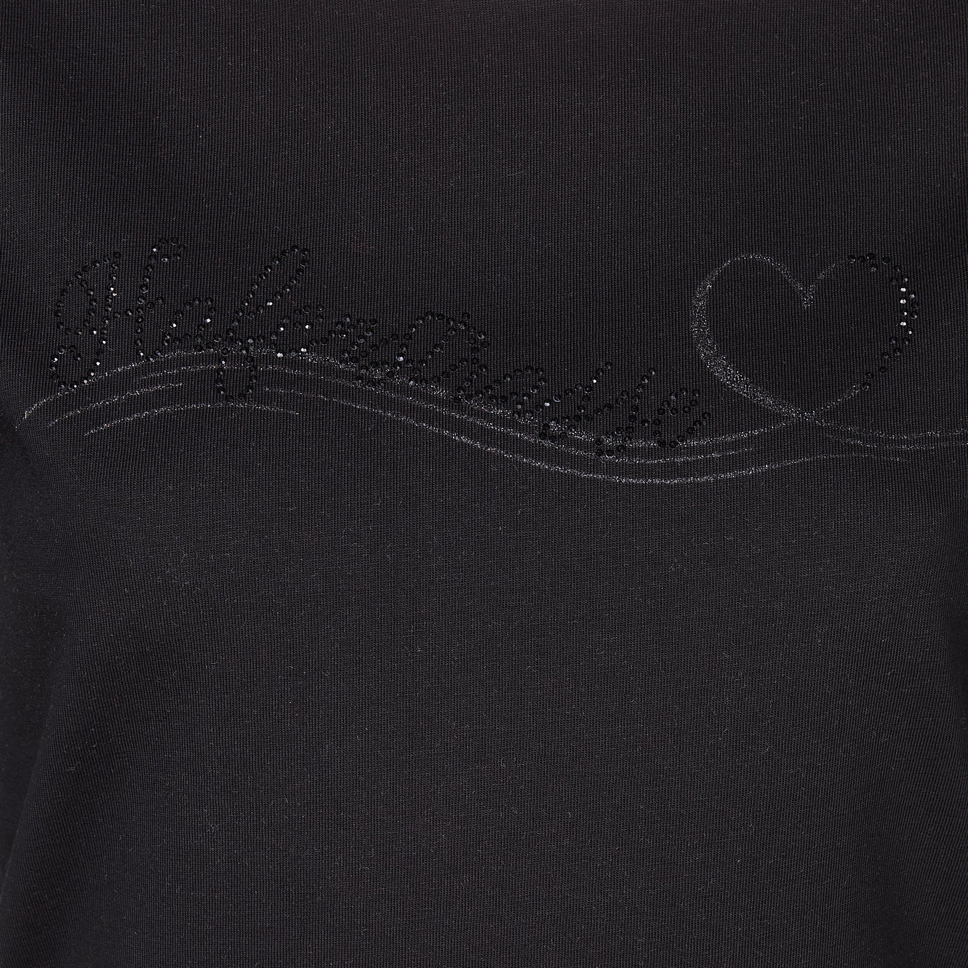 Nahaufnahme Style 2560 T-Shirt "Silvia" Glitzerdruck mit Strass, leicht wellige Linien die in einem Herz enden aus schwarzem Glitzer, das Wort "Hafenstrasse" folgt der obersten Linie und ist aus schwarzem Strass