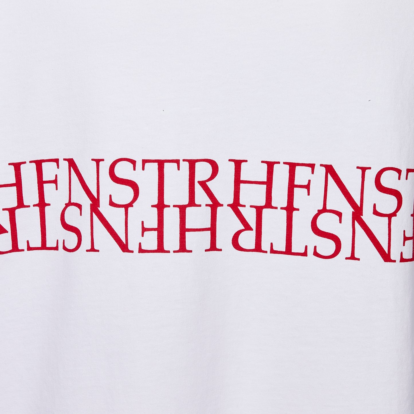 Nahaufnahme Style 2561 T-Shirt Oversize "HFNSTR" Druck; typewriter-ähnliche Schrift, zwei übereinanderlaufenende Reihen in der sich der Spruch "HFNSTR" immer angereiht wiederholt, untere Reihe auf Kopf