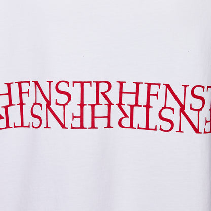 Nahaufnahme Style 2561 T-Shirt Oversize "HFNSTR" Druck; typewriter-ähnliche Schrift, zwei übereinanderlaufenende Reihen in der sich der Spruch "HFNSTR" immer angereiht wiederholt, untere Reihe auf Kopf