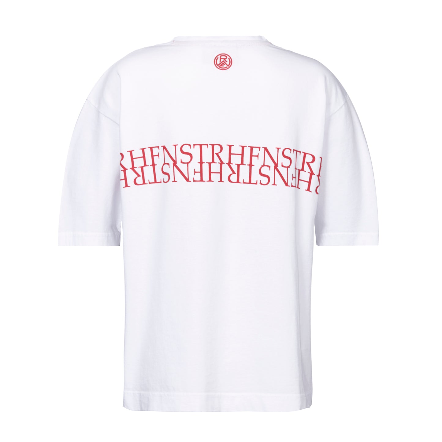 Weißes Oversize Rundhals T-Shirt mit weißer Rippkante am Ausschnitt, rotes Nackenband, von Armloch zu Armloch roter Druck "HFNSTR" auf Brusthöhe; hinten das RWE-Logo im Nacken als Druck