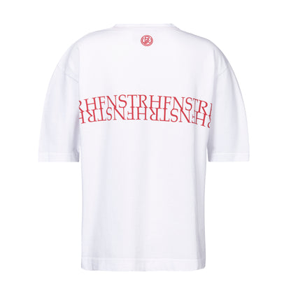 Weißes Oversize Rundhals T-Shirt mit weißer Rippkante am Ausschnitt, rotes Nackenband, von Armloch zu Armloch roter Druck "HFNSTR" auf Brusthöhe; hinten das RWE-Logo im Nacken als Druck