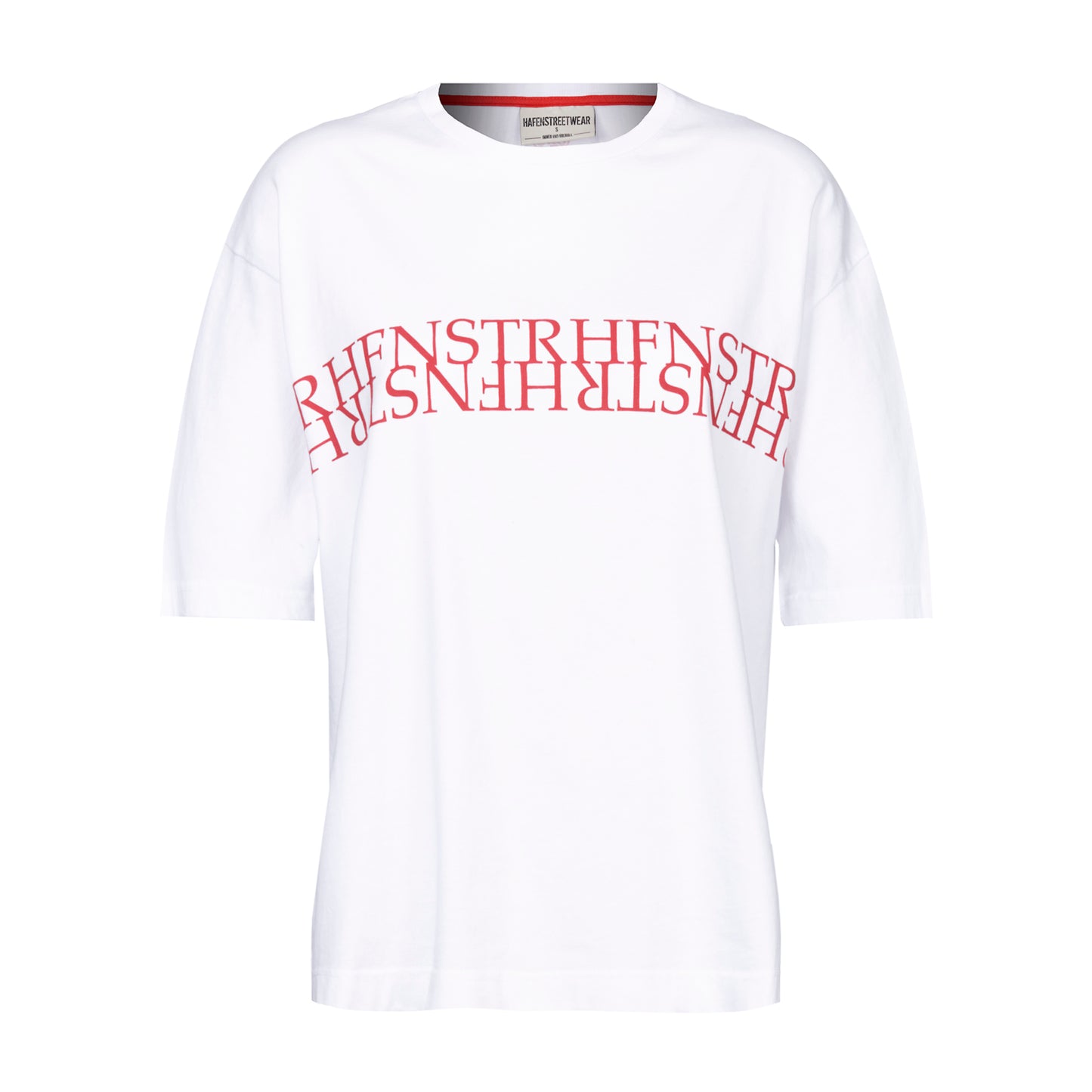 Weißes Oversize Rundhals T-Shirt mit weißer Rippkante am Ausschnitt, rotes Nackenband, von Armloch zu Armloch roter Druck "HFNSTR"