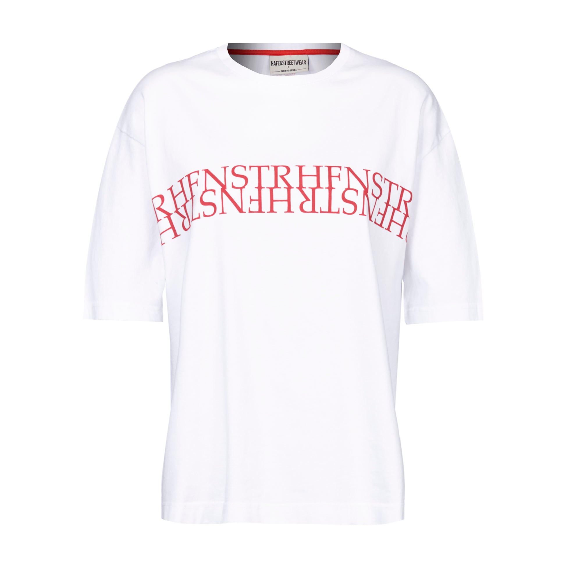 Weißes Oversize Rundhals T-Shirt mit weißer Rippkante am Ausschnitt, rotes Nackenband, von Armloch zu Armloch roter Druck "HFNSTR"
