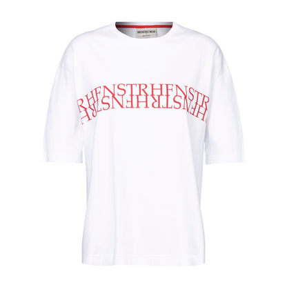 Weißes Oversize Rundhals T-Shirt mit weißer Rippkante am Ausschnitt, rotes Nackenband, von Armloch zu Armloch roter Druck "HFNSTR"