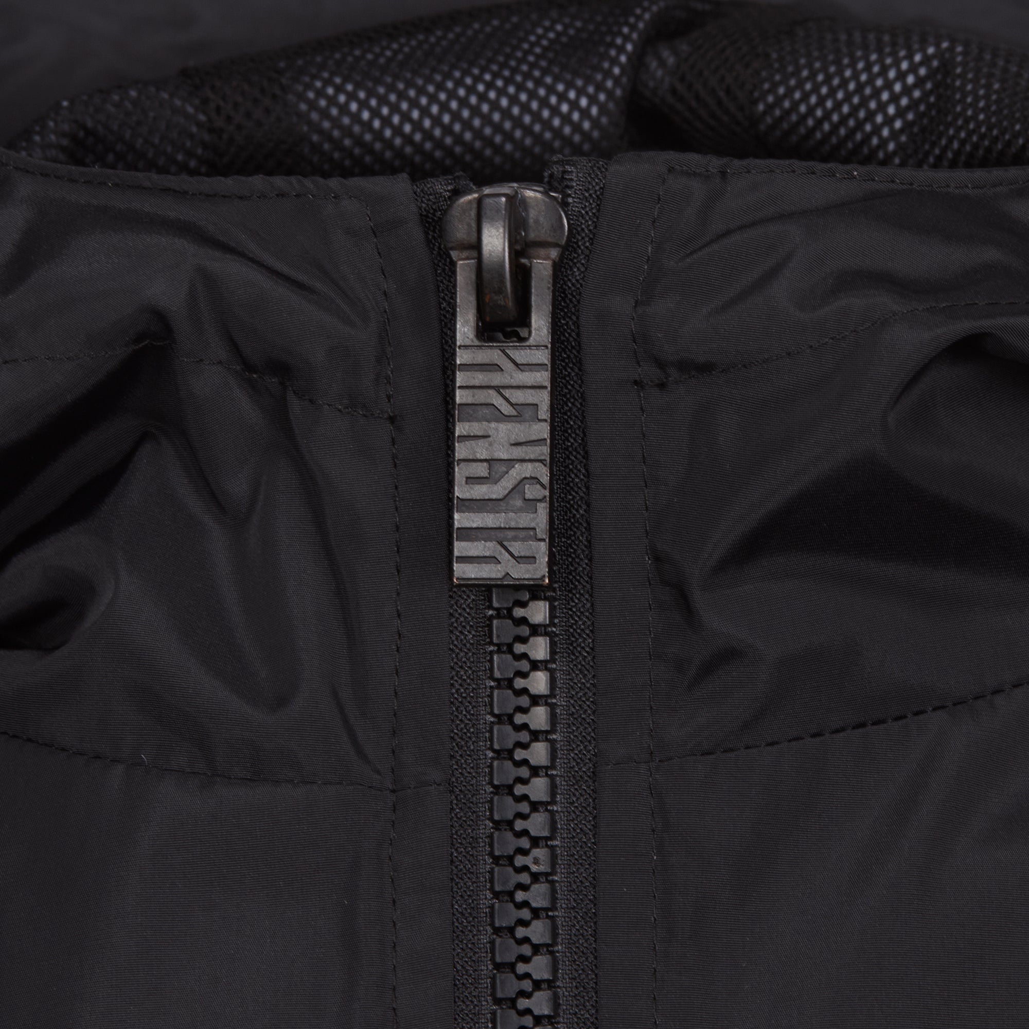 Nahaufnahme HFNSTR Standard Reißverschluss aus Metall in Used-Optik